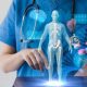 γυναίκα γιατρός που μπροστά της προβάλλεται ψηφιακά ανθρώπινος σκελετός & ελικα του dna
