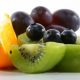 φρούτα: ακτινίδιο, σταφύλια, πορτοκάλι