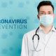 γιατρός με μάσκα και στηθοσκόπιο με μήνυμα coronavirus prevention