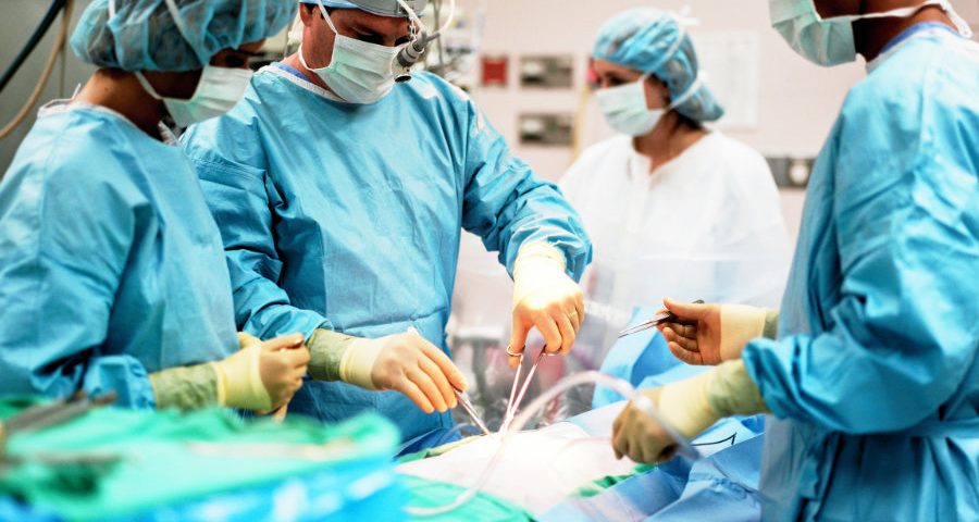 4 γιατροί & νοσηλευτές σε χειρουργείο