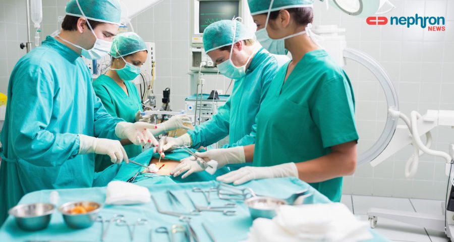 4 χειρουργοί κάνουν επέμβαση