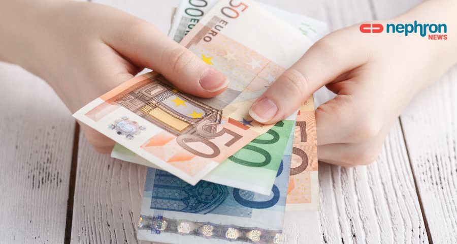 γυναικείο χέρι κρατάει χαρτονομίσματα ευρώ