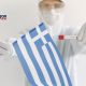γιατρός κρατάει ελληνική σημαια